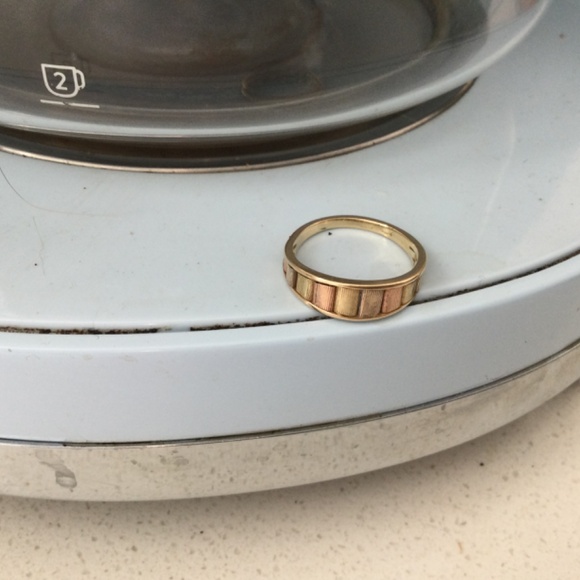 Lovely 10 K gold Tri colour band Size 7 3/4 - Picture 7 of 10